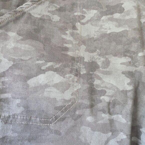 Spanx Camo On the Go Shorts - Size M - Picture 5 of 7